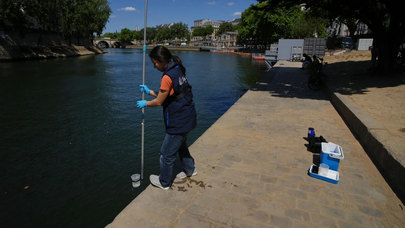 Ingin Berenang di Paris? Sungai Seine Dibuka Kembali untuk Umum Setelah Satu Abad – ABC News